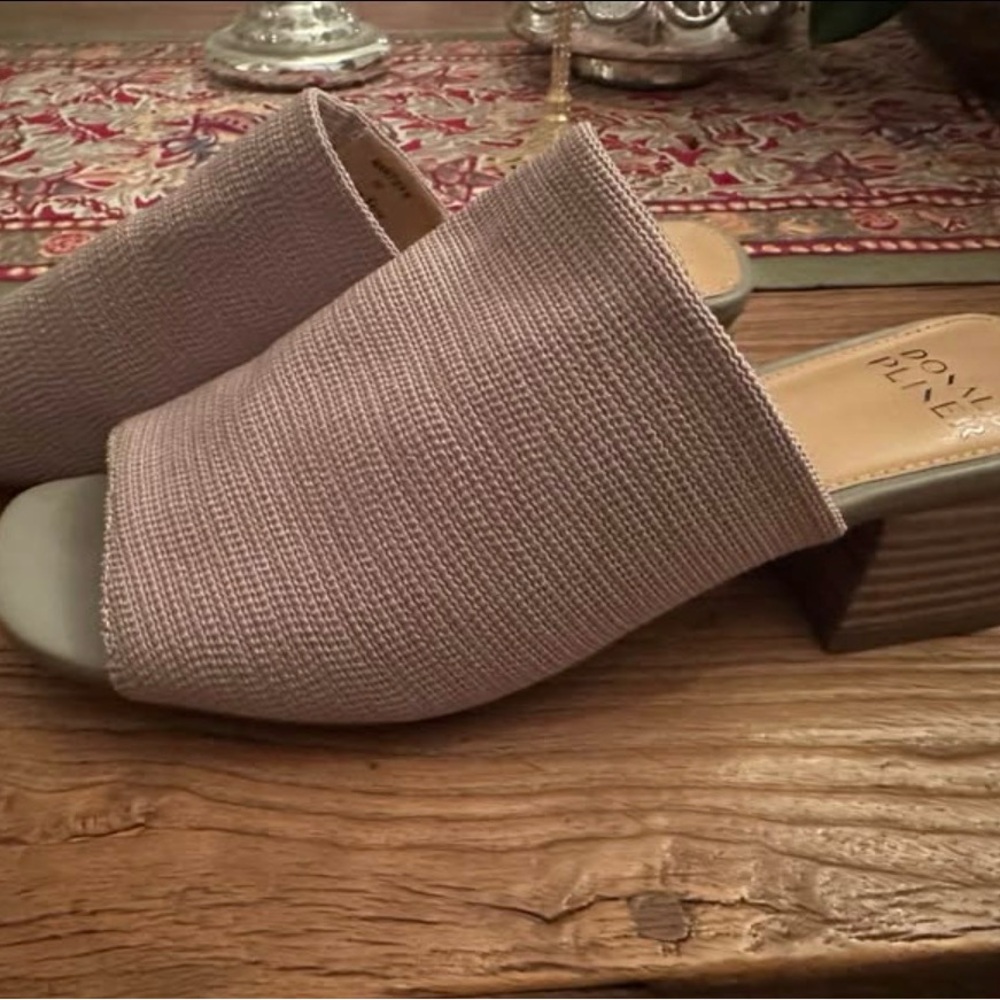 Donald Pliner Size 9 Women’s sandal